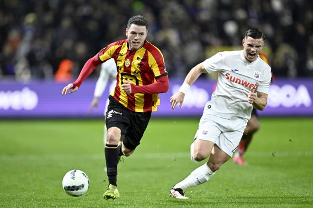 RSC Anderlecht v KV Mechelen - Jupiler Pro League ANDERLECHT, BELGIUM - JANUARY 26 : Mrabti Kerim forward of KV Mechelen is been chased by Simic Jan-Carlo defender of RSC Anderlecht during the Jupiler Pro League match between RSC Anderlecht and KV Mechelen on January 26, 2025 in Anderlecht, Belgium, 26 01 2025 Anderlecht Belgium Copyright: xNicoxVereeckenx