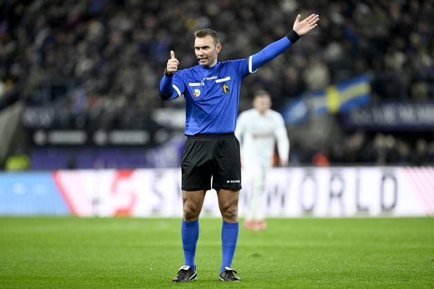 RSC Anderlecht v KV Mechelen - Jupiler Pro League ANDERLECHT, BELGIUM - JANUARY 26 : Referee Laforge Nicolas issues instructions during the Jupiler Pro League match between RSC Anderlecht and KV Mechelen on January 26, 2025 in Anderlecht, Belgium, 26 01 2025 Anderlecht Belgium Copyright: xNicoxVereeckenx