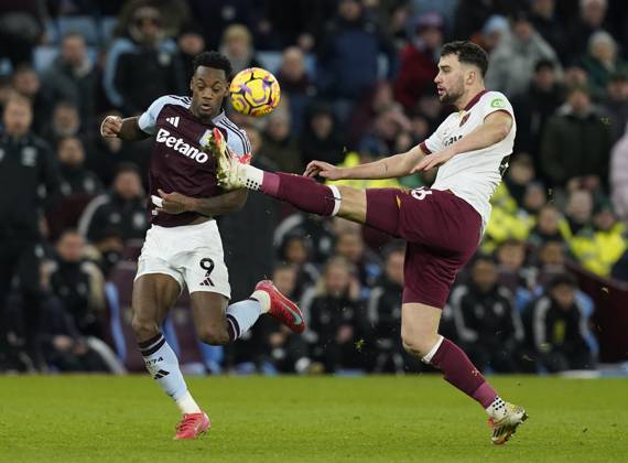 Birmingham, England, 26th January 2025. Jhon Duran of Aston Villa (L) is challenged by Max Kilman of West Ham United during the Premier League match at Villa Park, Birmingham. Picture credit should read: Andrew Yates Sportimage EDITORIAL USE ONLY. No use with unauthorised audio, video, data, fixture lists, club league logos or live services. Online in-match use limited to 120 images, no video emulation. No use in betting, games or single club league player publications. SPI_011_AY_VILLA_WEST_HAM SPI-3631-0011