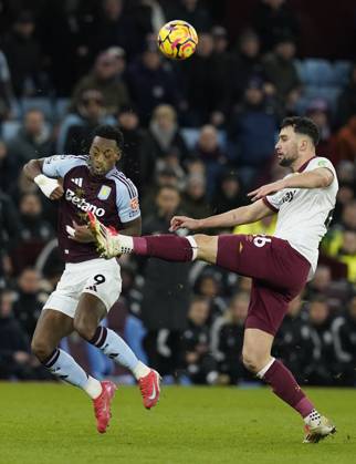 Birmingham, England, 26th January 2025. Jhon Duran of Aston Villa (L) is challenged by Max Kilman of West Ham United during the Premier League match at Villa Park, Birmingham. Picture credit should read: Andrew Yates Sportimage EDITORIAL USE ONLY. No use with unauthorised audio, video, data, fixture lists, club league logos or live services. Online in-match use limited to 120 images, no video emulation. No use in betting, games or single club league player publications. SPI_012_AY_VILLA_WEST_HAM SPI-3631-0012