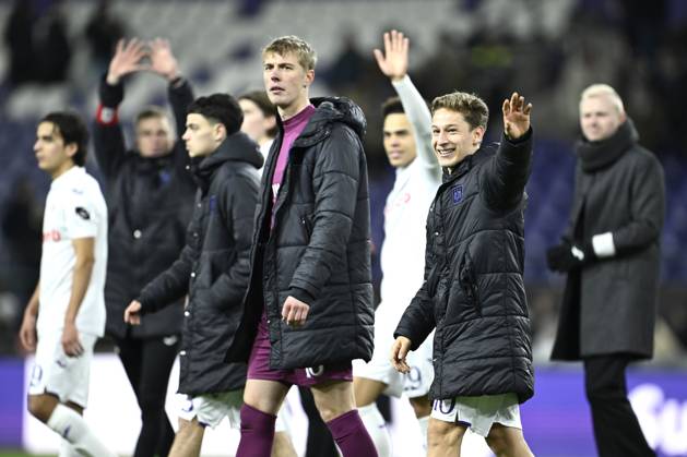 RSC Anderlecht v KV Mechelen - Jupiler Pro League ANDERLECHT, BELGIUM - JANUARY 26 : Verschaeren Yari midfielder of RSC Anderlecht greeting the supporters after the victory during the Jupiler Pro League match between RSC Anderlecht and KV Mechelen on January 26, 2025 in Anderlecht, Belgium, 26 01 2025 Anderlecht Belgium Copyright: xNicoxVereeckenx
