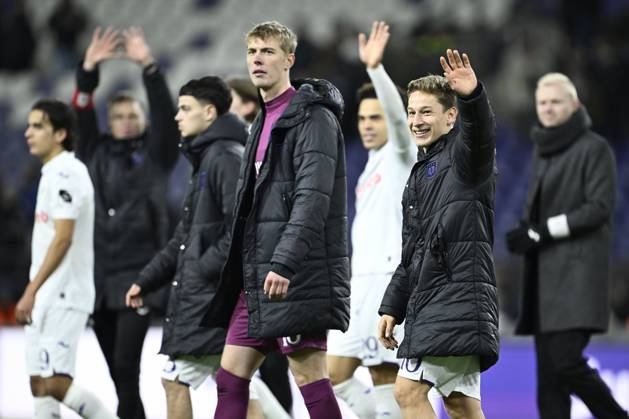 RSC Anderlecht v KV Mechelen - Jupiler Pro League ANDERLECHT, BELGIUM - JANUARY 26 : Verschaeren Yari midfielder of RSC Anderlecht greeting the supporters after the victory during the Jupiler Pro League match between RSC Anderlecht and KV Mechelen on January 26, 2025 in Anderlecht, Belgium, 26 01 2025 Anderlecht Belgium Copyright: xNicoxVereeckenx