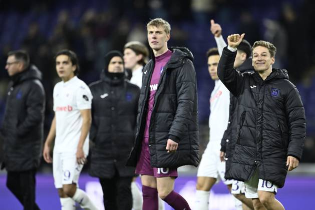 RSC Anderlecht v KV Mechelen - Jupiler Pro League ANDERLECHT, BELGIUM - JANUARY 26 : Verschaeren Yari midfielder of RSC Anderlecht greeting the supporters after the victory during the Jupiler Pro League match between RSC Anderlecht and KV Mechelen on January 26, 2025 in Anderlecht, Belgium, 26 01 2025 Anderlecht Belgium Copyright: xNicoxVereeckenx