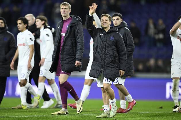 RSC Anderlecht v KV Mechelen - Jupiler Pro League ANDERLECHT, BELGIUM - JANUARY 26 : Verschaeren Yari midfielder of RSC Anderlecht greeting the supporters after the victory during the Jupiler Pro League match between RSC Anderlecht and KV Mechelen on January 26, 2025 in Anderlecht, Belgium, 26 01 2025 Anderlecht Belgium Copyright: xNicoxVereeckenx