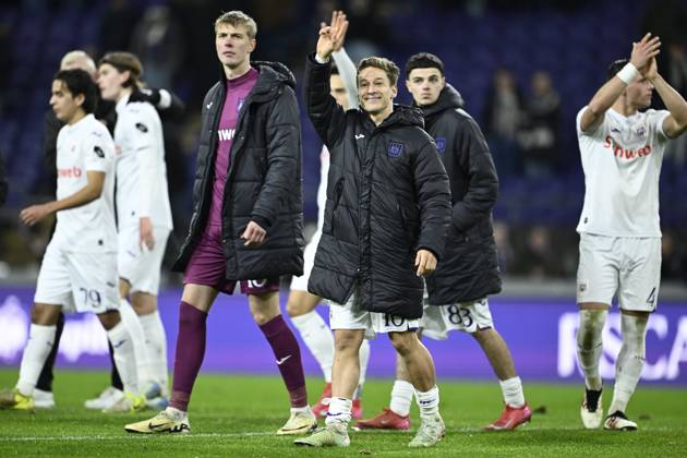 RSC Anderlecht v KV Mechelen - Jupiler Pro League ANDERLECHT, BELGIUM - JANUARY 26 : Verschaeren Yari midfielder of RSC Anderlecht greeting the supporters after the victory during the Jupiler Pro League match between RSC Anderlecht and KV Mechelen on January 26, 2025 in Anderlecht, Belgium, 26 01 2025 Anderlecht Belgium Copyright: xNicoxVereeckenx