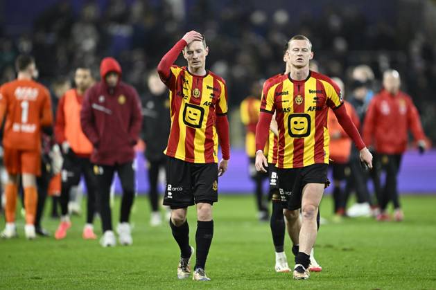 RSC Anderlecht v KV Mechelen - Jupiler Pro League ANDERLECHT, BELGIUM - JANUARY 26 : Schoofs Rob midfielder of KV Mechelen and Storm Nikola forward of KV Mechelen leaving the pitch disappointed after the defeat during the Jupiler Pro League match between RSC Anderlecht and KV Mechelen on January 26, 2025 in Anderlecht, Belgium, 26 01 2025 Anderlecht Belgium Copyright: xNicoxVereeckenx