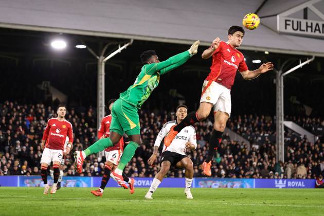 Fulham - Manchester United 26. Januar 2025, London Premier League Fußball Fulham - Manchester United Harry Maguire von Manchester United köpft den Ball weg, während der Torwart von Manchester United, Andre Onana, hochspringt Foto Jacques Feeney Abseits London UK Copyright: xJacquesxFeeneyx xOffsidexOffside