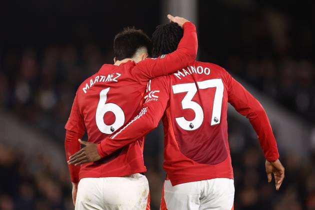 Fulham gegen Manchester United 26. Januar 2025, London Premier League Fußball Fulham gegen Manchester United Lisandro Martinez und Kobbie Mainoo von Manchester United Foto Jacques Feeney Abseits London UK Copyright: xJacquesxFeeneyx xOffsidexOffside