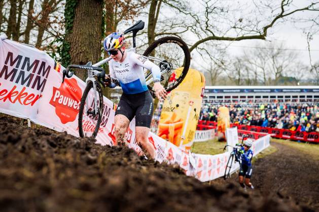 Zoe Backstedt GBR front during the World Cup Cyclo Cross 2024 2025 in HOOGERHEIDE, Netherlands on 26 january 2025, photo by Jules van Iperen EYE4images DeFodi Images Defodi 746 211463 Defodi-746