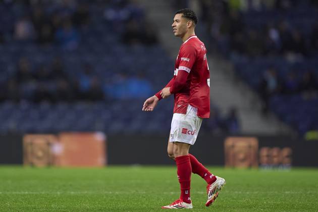 FC Porto v CD Santa Clara - Liga Portugal Betclic Matheus Pereira of CD Santa Clara leaves the pitch after receiving a red card during the Liga Portugal Betclic match between FC Porto and CD Santa Clara at Estadio Do Dragao in Porto, Portugal, on January 26, 2025. Porto, Portugal Porto Portugal  Copyright: xJosexManuelxAlvarezxReyx originalFilename:alvarezrey-notitle250126_npcxa