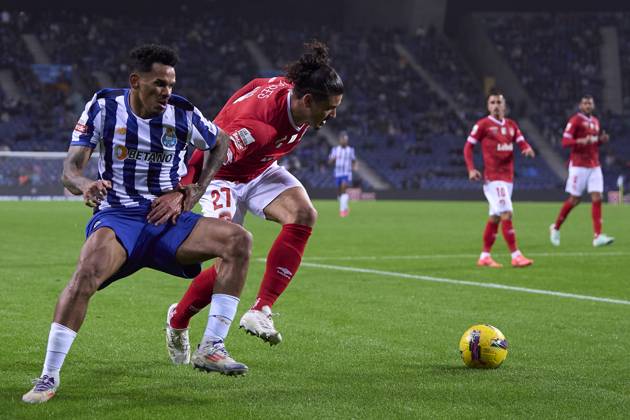 FC Porto v CD Santa Clara - Liga Portugal Betclic Wenderson Rodrigues do Nascimento Galeno of FC Porto competes for the ball with Gui Ramos of CD Santa Clara during the Liga Portugal Betclic match between FC Porto and CD Santa Clara at Estadio Do Dragao in Porto, Portugal, on January 26, 2025. Porto, Portugal Porto Portugal  Copyright: xJosexManuelxAlvarezxReyx originalFilename:alvarezrey-notitle250126_npkwu