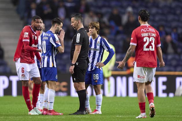 FC Porto v CD Santa Clara - Liga Portugal Betclic Fabio Vieira of FC Porto talks with referee Andre Narciso during the Liga Portugal Betclic match between FC Porto and CD Santa Clara at Estadio Do Dragao in Porto, Portugal, on January 26, 2025. Porto, Portugal Porto Portugal  Copyright: xJosexManuelxAlvarezxReyx originalFilename:alvarezrey-notitle250126_nps6C
