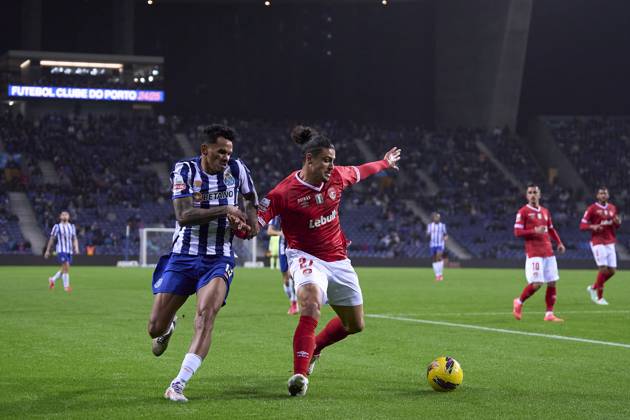 FC Porto v CD Santa Clara - Liga Portugal Betclic Wenderson Rodrigues do Nascimento Galeno of FC Porto competes for the ball with Gui Ramos of CD Santa Clara during the Liga Portugal Betclic match between FC Porto and CD Santa Clara at Estadio Do Dragao in Porto, Portugal, on January 26, 2025. Porto, Portugal Porto Portugal  Copyright: xJosexManuelxAlvarezxReyx originalFilename:alvarezrey-notitle250126_npYd8