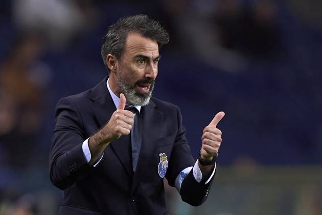 FC Porto v CD Santa Clara - Liga Portugal Betclic Jose Ferreirinha Tavares, Head Coach of FC Porto, reacts during the Liga Portugal Betclic match between FC Porto and CD Santa Clara at Estadio Do Dragao in Porto, Portugal, on January 26, 2025. Porto, Portugal Porto Portugal  Copyright: xJosexManuelxAlvarezxReyx originalFilename:alvarezrey-notitle250126_npbDM
