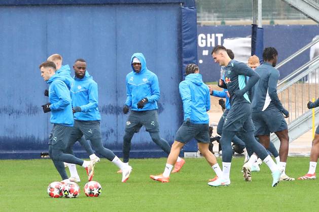 RB Leipzig Training Champions League Leipzig, 28 01 2025, RBL Training Center, UEFA Champions League, RB LEIPZIG Final training before tomorrows match at Sturm Graz , In the picture RB Leipzig players warming up , For editorial use only Editorial use only ,