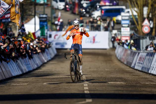 LIEVIN, FRANCE - Tibor Del Grosso (Netherlands) crosses the finish line first during the cyclocross World Cup in Lievin, France. ANP BAS CZERWINSKI xVIxANPxSportx xxANPxIVx 518847682 originalFilename: 518847682.jpg