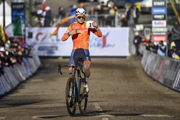 2025 UCI Cyclo-Cross WC - Men Under 23 LIEVIN, FRANCE - FEBRUARY 01 : Del Grosso Tibor (NED) celebrating his victory during the 2025 UCI Cyclo-Cross World Championships for Men Under 23 on February 01, 2025 in Lievin, France, 01 02 2025 Lievin France  Copyright: xNicoxVereeckenx