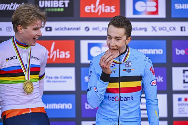 Sport Bilder des Tages 2025 UCI Cyclo-Cross WC - Men Under 23 LIEVIN, FRANCE - FEBRUARY 01 : Michels Jente (BEL) , Del Grosso Tibor (NED) on the podium during the 2025 UCI Cyclo-Cross World Championships for Men Under 23 on February 01, 2025 in Lievin, France, 01 02 2025 Lievin France  Copyright: xNicoxVereeckenx