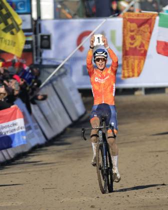 CICLISMO - Ciclocross - 2025 UCI Cyclo-Cross World Championships 2025 ciclo-cross world championships - Lievin, France - Tibor Del Grosso during the race during 2025 UCI Cyclo-Cross World Championships, Cyclocross race in Lievin, France, February 01 2025 Lievin France  Copyright: xIPAxSport ABACAx