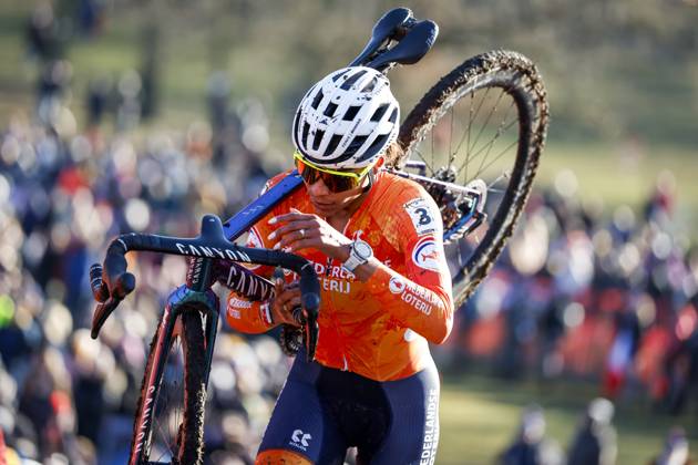LIEVIN, FRANCE - Cyclist Ceylin del Carmen Alvarado (Netherlands) in action during the cyclocross World Cup in Lievin, France. ANP BAS CZERWINSKI xVIxANPxSportx xxANPxIVx 518855470 originalFilename: 518855470.jpg