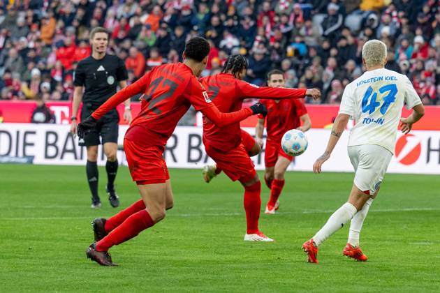 Serge Gnabry FC Bayern Muenchen, 7 on his goal for 4 0 GER, FC Bayern Muenchen vs Holstein Kiel, Football, Bundesliga, Matchday 20, Season 2024 2025, 01 02 2025 DFL DFB REGULATIONS PROHIBIT ANY USE OF PHOTOGRAPHS as IMAGE SEQUENCES and or QUASI VIDEO GER, FC Bayern Muenchen vs Holstein Kiel, Football, Bundesliga, Matchday 20, Season 2024 2025, 01 02 2025 Muenchen Copyright: xEibner-Pressefoto HeikexFeinerx EP_HFR