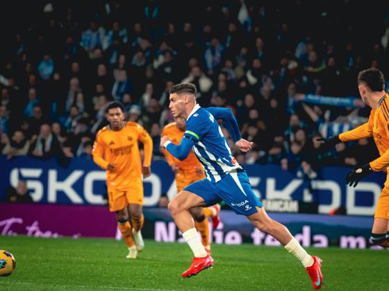 RCD Espanyol de Barcelona v Real Madrid CF - La Liga EA Sports 2024 2025 Roberto Fernandez of Espanyol moves into the attacking third during the La Liga EA SPORTS match against Real Madrid at the Stage Front Stadium. Barcelona Spain Copyright: xLeonardoxGerzonx originalFilename:gerzon-notitle250201_npVM4