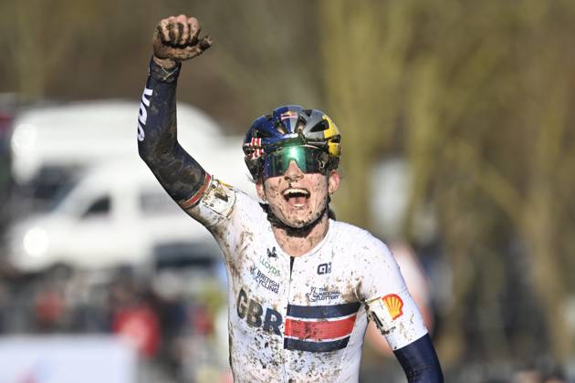 2025 UCI Cyclo-Cross WC - Women Under 23 LIEVIN, FRANCE - FEBRUARY 02 : Backstedt Zoe (GBR) celebrating her victory during the 2025 UCI Cyclo-Cross World Championships for Women Under 23 on February 02, 2025 in Lievin, France, 02 02 2025 Lievin France  Copyright: xNicoxVereeckenx