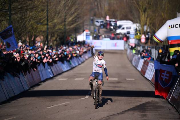 2025 UCI Cyclo-Cross WC - Women Under 23 LIEVIN, FRANCE - FEBRUARY 02 : Backstedt Zoe (GBR) celebrating her victory in action during the 2025 UCI Cyclo-Cross World Championships for Women Under 23 on February 02, 2025 in Lievin, France, 02 02 2025 Lievin France  Copyright: xTsix