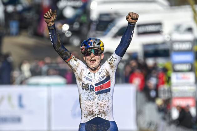 2025 UCI Cyclo-Cross WC - Women Under 23 LIEVIN, FRANCE - FEBRUARY 02 : Backstedt Zoe (GBR) celebrating her victory during the 2025 UCI Cyclo-Cross World Championships for Women Under 23 on February 02, 2025 in Lievin, France, 02 02 2025 Lievin France  Copyright: xNicoxVereeckenx