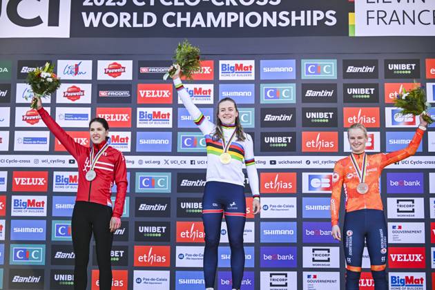 2025 UCI Cyclo-Cross WC - Women Under 23 LIEVIN, FRANCE - FEBRUARY 02 : Schreiber Marie (LUX) , Bentveld Leonie (NED) , Backstedt Zoe (GBR) on the podium during the 2025 UCI Cyclo-Cross World Championships for Women Under 23 on February 02, 2025 in Lievin, France, 02 02 2025 Lievin France  Copyright: xNicoxVereeckenx