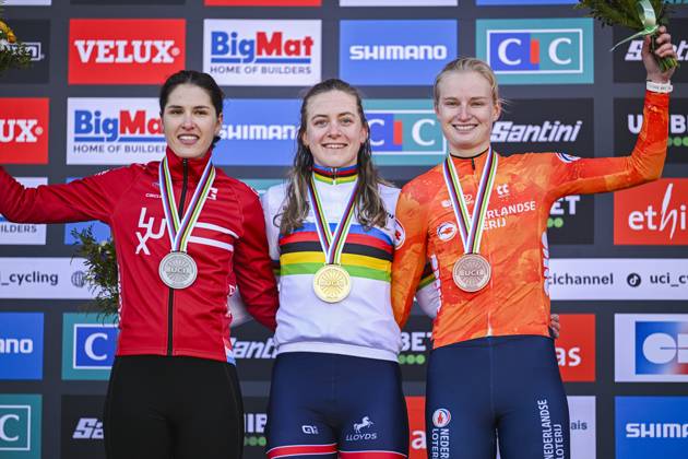 2025 UCI Cyclo-Cross WC - Women Under 23 LIEVIN, FRANCE - FEBRUARY 02 : Schreiber Marie (LUX) , Bentveld Leonie (NED) , Backstedt Zoe (GBR) on the podium during the 2025 UCI Cyclo-Cross World Championships for Women Under 23 on February 02, 2025 in Lievin, France, 02 02 2025 Lievin France  Copyright: xNicoxVereeckenx