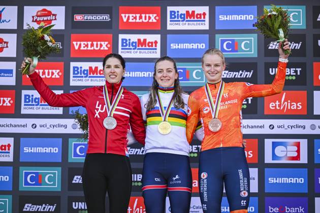 2025 UCI Cyclo-Cross WC - Women Under 23 LIEVIN, FRANCE - FEBRUARY 02 : Schreiber Marie (LUX) , Bentveld Leonie (NED) , Backstedt Zoe (GBR) on the podium during the 2025 UCI Cyclo-Cross World Championships for Women Under 23 on February 02, 2025 in Lievin, France, 02 02 2025 Lievin France  Copyright: xNicoxVereeckenx