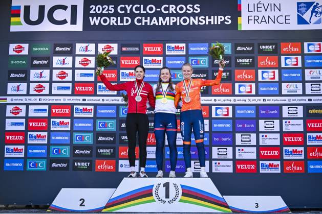 Sport Bilder des Tages 2025 UCI Cyclo-Cross WC - Women Under 23 LIEVIN, FRANCE - FEBRUARY 02 : Backstedt Zoe (GBR) , Schreiber Marie (LUX) , Bentveld Leonie (NED) on the podium during the 2025 UCI Cyclo-Cross World Championships for Women Under 23 on February 02, 2025 in Lievin, France, 02 02 2025 Lievin France  Copyright: xNicoxVereeckenx