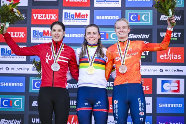 2025 UCI Cyclo-Cross WC - Women Under 23 LIEVIN, FRANCE - FEBRUARY 02 : Backstedt Zoe (GBR) , Schreiber Marie (LUX) , Bentveld Leonie (NED) on the podium during the 2025 UCI Cyclo-Cross World Championships for Women Under 23 on February 02, 2025 in Lievin, France, 02 02 2025 Lievin France  Copyright: xNicoxVereeckenx