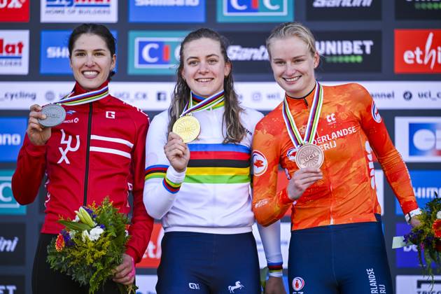 2025 UCI Cyclo-Cross WC - Women Under 23 LIEVIN, FRANCE - FEBRUARY 02 : Backstedt Zoe (GBR) , Schreiber Marie (LUX) , Bentveld Leonie (NED) on the podium during the 2025 UCI Cyclo-Cross World Championships for Women Under 23 on February 02, 2025 in Lievin, France, 02 02 2025 Lievin France  Copyright: xNicoxVereeckenx