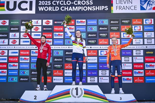 2025 UCI Cyclo-Cross WC - Women Under 23 LIEVIN, FRANCE - FEBRUARY 02 : Backstedt Zoe (GBR) , Schreiber Marie (LUX) , Bentveld Leonie (NED) on the podium during the 2025 UCI Cyclo-Cross World Championships for Women Under 23 on February 02, 2025 in Lievin, France, 02 02 2025 Lievin France  Copyright: xNicoxVereeckenx