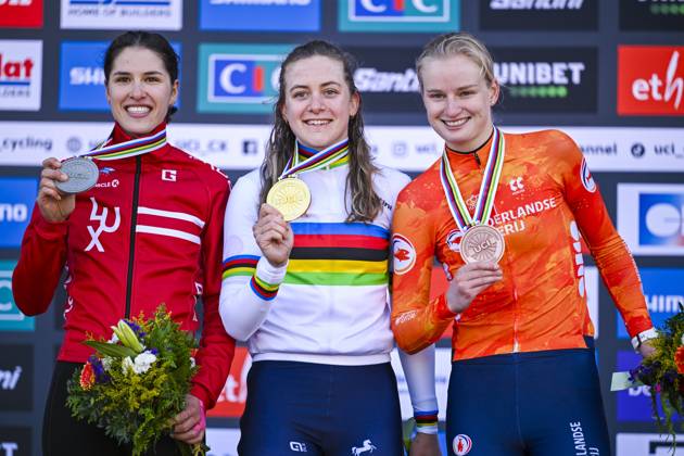 2025 UCI Cyclo-Cross WC - Women Under 23 LIEVIN, FRANCE - FEBRUARY 02 : Backstedt Zoe (GBR) , Schreiber Marie (LUX) , Bentveld Leonie (NED) on the podium during the 2025 UCI Cyclo-Cross World Championships for Women Under 23 on February 02, 2025 in Lievin, France, 02 02 2025 Lievin France  Copyright: xNicoxVereeckenx