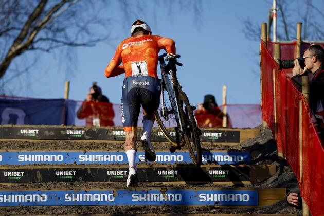 LIEVIN - Cyclist Mathieu van der Poel in action during the cyclocross World Championships in Lievin, France. ANP BAS CZERWINSKI xVIxANPxSportx xxANPxIVx 518955876 originalFilename: 518955876.jpg