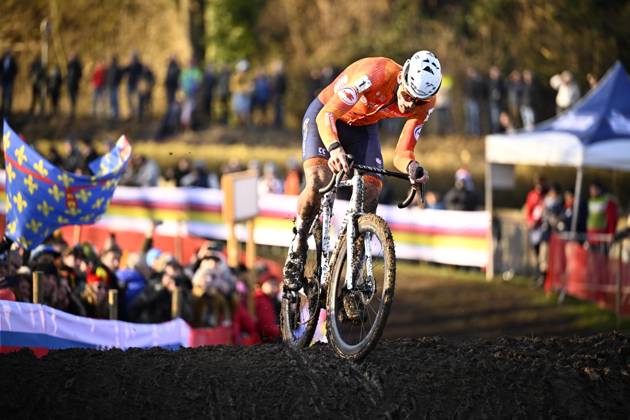 Dutch Mathieu Van Der Poel pictured in action during the elite men competition of the UCI cyclocross World Championship, WM, Weltmeisterschaft in Lievin, France, Sunday 02 February 2025. The world championships are taking place from 31 January until 02 February. JASPERxJACOBS  x111647607x
