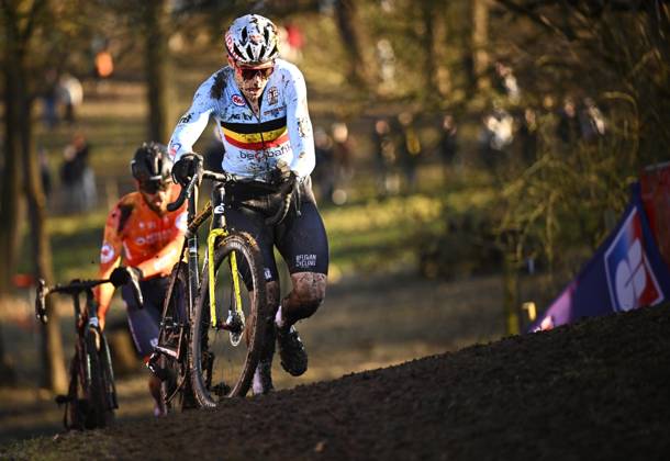 Belgian Wout van Aert pictured in action during the elite men competition of the UCI cyclocross World Championship, WM, Weltmeisterschaft in Lievin, France, Sunday 02 February 2025. The world championships are taking place from 31 January until 02 February. JASPERxJACOBS x111648149x