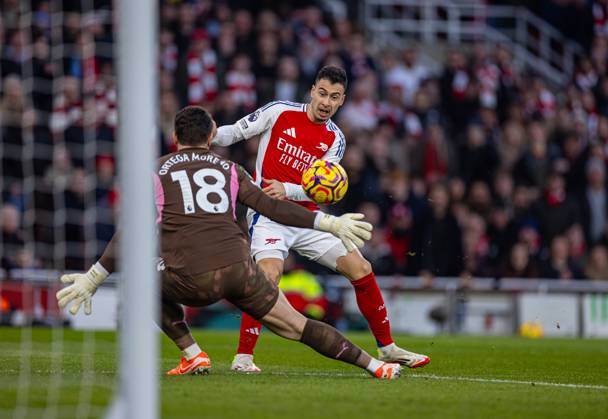 Football - FA Premier League - Arsenal FC v Manchester City FC LONDON, ENGLAND - Sunday, February 2, 2025: Arsenal s Gabriel Martinelli beats Manchester City s goalkeeper Stefan Ortega but his goal is disallowed during the FA Premier League match between Arsenal FC and Manchester City FC at the Emirates Stadium. (Photo by David Rawcliffe Propaganda) LONDON Emirates Stadium GREATER LONDON ENGLAND Copyright: xDavidxRawcliffex P2025-02-02-Arsenal_Man_City-6