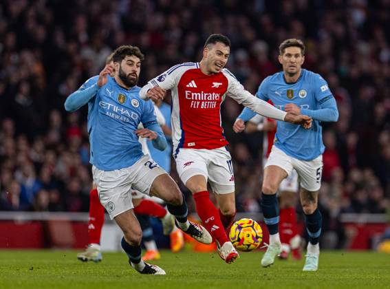 Football - FA Premier League - Arsenal FC v Manchester City FC LONDON, ENGLAND - Sunday, February 2, 2025: Arsenal s Gabriel Martinelli (R) is challenged by Manchester City s Joško Gvardiol during the FA Premier League match between Arsenal FC and Manchester City FC at the Emirates Stadium. (Photo by David Rawcliffe Propaganda) LONDON Emirates Stadium GREATER LONDON ENGLAND Copyright: xDavidxRawcliffex P2025-02-02-Arsenal_Man_City-11