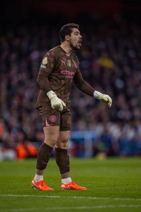 Football - FA Premier League - Arsenal FC v Manchester City FC LONDON, ENGLAND - Sunday, February 2, 2025: Manchester City s goalkeeper Stefan Ortega during the FA Premier League match between Arsenal FC and Manchester City FC at the Emirates Stadium. (Photo by David Rawcliffe Propaganda) LONDON Emirates Stadium GREATER LONDON ENGLAND Copyright: xDavidxRawcliffex P2025-02-02-Arsenal_Man_City-14