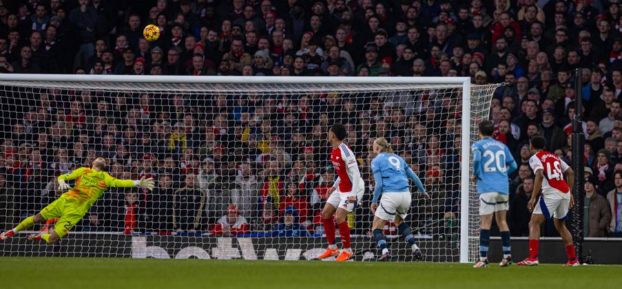 Football - FA Premier League - Arsenal FC v Manchester City FC LONDON, ENGLAND - Sunday, February 2, 2025: Arsenal s goalkeeper David Raya makes a save onto the cross-bar during the FA Premier League match between Arsenal FC and Manchester City FC at the Emirates Stadium. (Photo by David Rawcliffe Propaganda) LONDON Emirates Stadium GREATER LONDON ENGLAND Copyright: xDavidxRawcliffex P2025-02-02-Arsenal_Man_City-18
