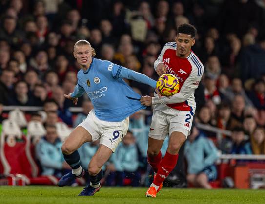 Football - FA Premier League - Arsenal FC v Manchester City FC LONDON, ENGLAND - Sunday, February 2, 2025: Manchester City s Erling Haaland (L) is challenged by Arsenal s William Saliba during the FA Premier League match between Arsenal FC and Manchester City FC at the Emirates Stadium. (Photo by David Rawcliffe Propaganda) LONDON Emirates Stadium GREATER LONDON ENGLAND Copyright: xDavidxRawcliffex P2025-02-02-Arsenal_Man_City-25