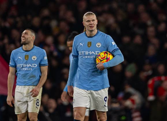 Football - FA Premier League - Arsenal FC v Manchester City FC LONDON, ENGLAND - Sunday, February 2, 2025: Manchester City s Erling Haaland looks dejected as Arsenal score their side s second goal during the FA Premier League match between Arsenal FC and Manchester City FC at the Emirates Stadium. (Photo by David Rawcliffe Propaganda) LONDON Emirates Stadium GREATER LONDON ENGLAND Copyright: xDavidxRawcliffex P2025-02-02-Arsenal_Man_City-38