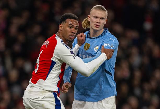 Football - FA Premier League - Arsenal FC v Manchester City FC LONDON, ENGLAND - Sunday, February 2, 2025: Arsenal s Gabriel Magalhaes (L) tussles with Manchester City s Erling Haaland during the FA Premier League match between Arsenal FC and Manchester City FC at the Emirates Stadium. (Photo by David Rawcliffe Propaganda) LONDON Emirates Stadium GREATER LONDON ENGLAND Copyright: xDavidxRawcliffex P2025-02-02-Arsenal_Man_City-42