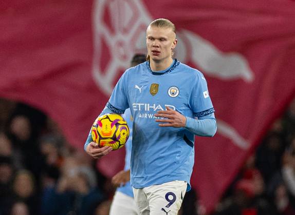 Football - FA Premier League - Arsenal FC v Manchester City FC LONDON, ENGLAND - Sunday, February 2, 2025: Manchester City s Erling Haaland looks dejected as Arsenal score their fourth goal during the FA Premier League match between Arsenal FC and Manchester City FC at the Emirates Stadium. (Photo by David Rawcliffe Propaganda) LONDON Emirates Stadium GREATER LONDON ENGLAND Copyright: xDavidxRawcliffex P2025-02-02-Arsenal_Man_City-57