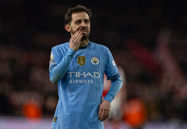 Football - FA Premier League - Arsenal FC v Manchester City FC LONDON, ENGLAND - Sunday, February 2, 2025: Manchester City s Bernardo Silva looks dejected after the FA Premier League match between Arsenal FC and Manchester City FC at the Emirates Stadium. Arsenal won 5-1. (Photo by David Rawcliffe Propaganda) LONDON Emirates Stadium GREATER LONDON ENGLAND Copyright: xDavidxRawcliffex P2025-02-02-Arsenal_Man_City-62