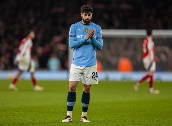 Football - FA Premier League - Arsenal FC v Manchester City FC LONDON, ENGLAND - Sunday, February 2, 2025: Manchester City s Joško Gvardiol looks dejected after the FA Premier League match between Arsenal FC and Manchester City FC at the Emirates Stadium. Arsenal won 5-1. (Photo by David Rawcliffe Propaganda) LONDON Emirates Stadium GREATER LONDON ENGLAND Copyright: xDavidxRawcliffex P2025-02-02-Arsenal_Man_City-63